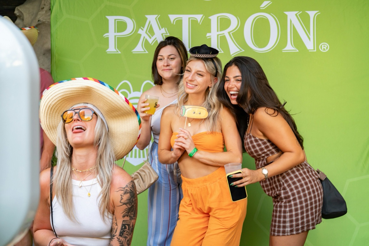 Teman-teman berpose bahagia di photo booth dengan props