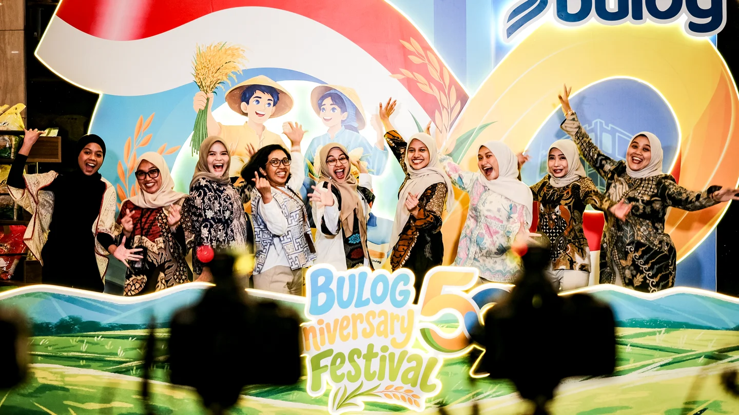 Tim Wefio menyiapkan instalasi photo booth di perayaan HUT Bulog ke-59, Kantor Pusat Perum Bulog Jakarta